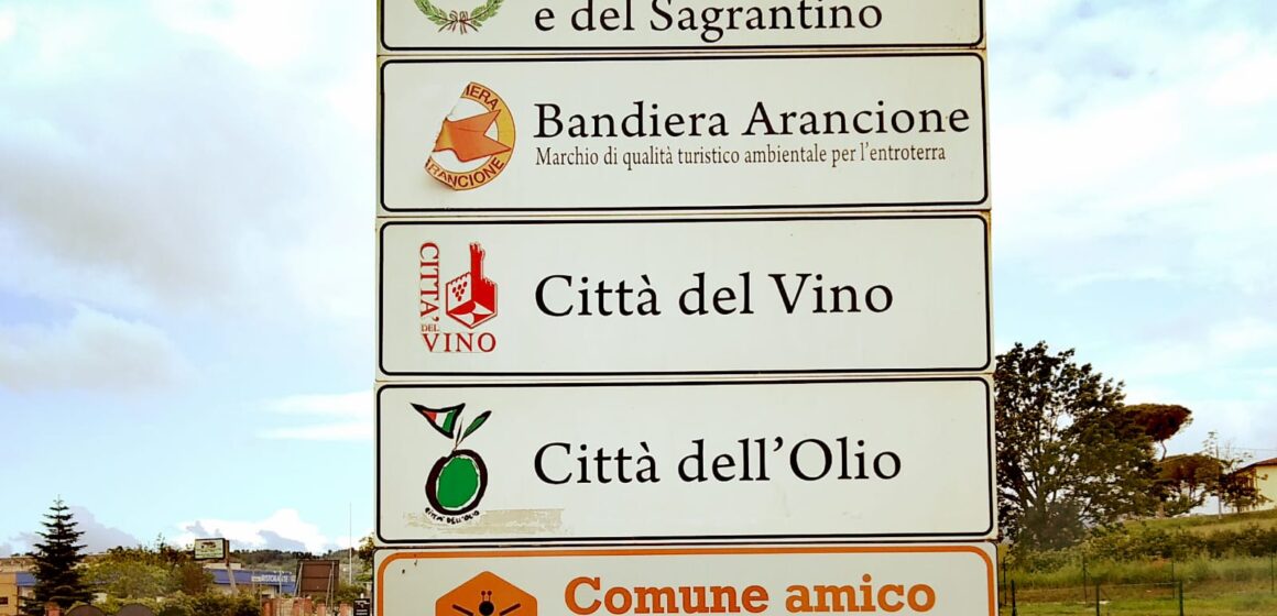 ll Comune di Bevagna inaugura la targa “Comune amico delle api” all’ingresso della città